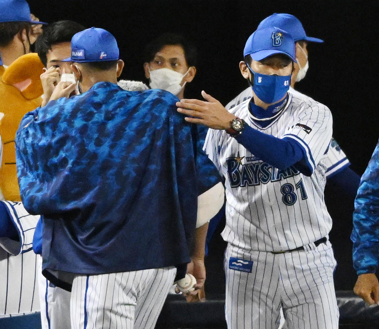 DeNA対巨人　試合後、勝利投手のDeNAロメロ（左）をねぎらう三浦監督（撮影・滝沢徹郎）