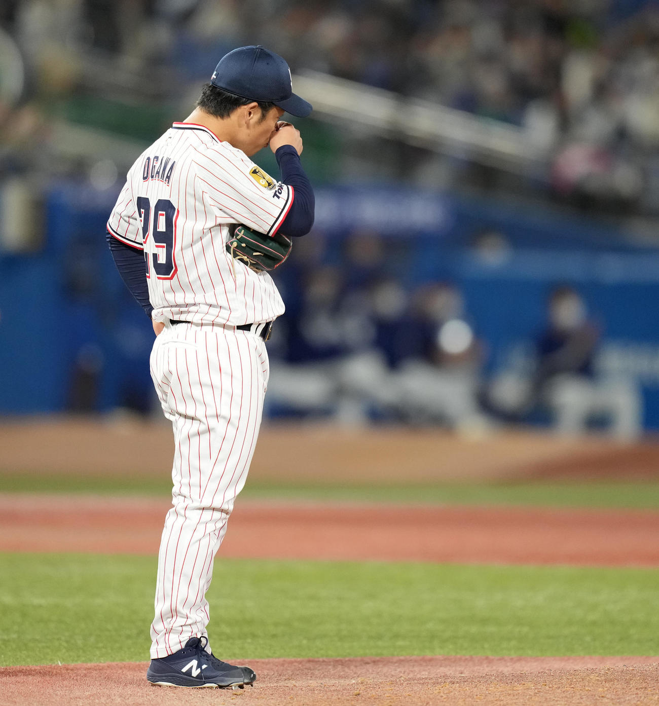 ヤクルト対中日　4回表中日2死、A・マルティネスに先制の右越えソロ本塁打を浴びる小川（撮影・鈴木みどり）
