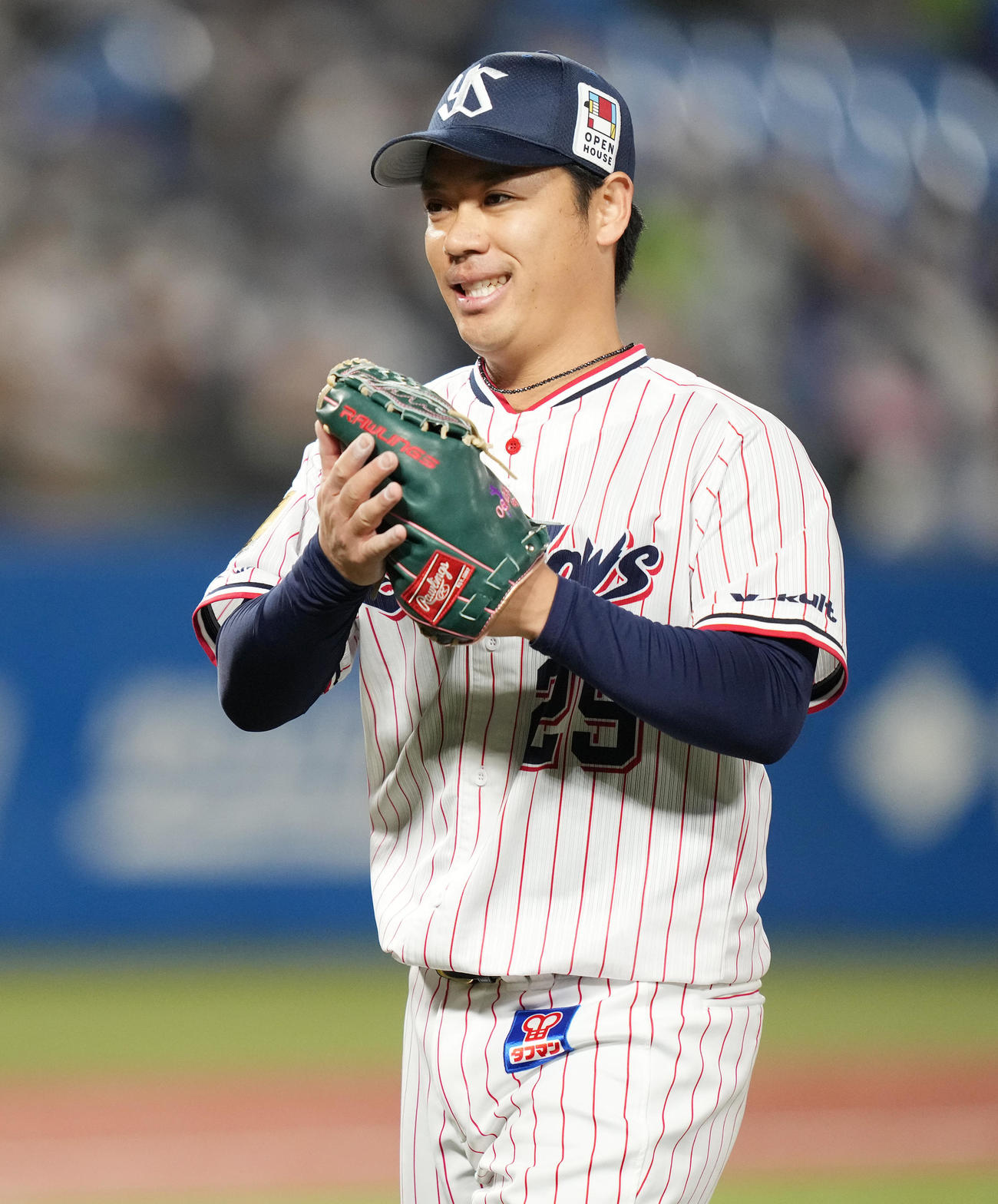 ヤクルト対中日　7回表中日2死一、二塁、岡林を二ゴロに仕留め笑顔の小川（撮影・鈴木みどり）