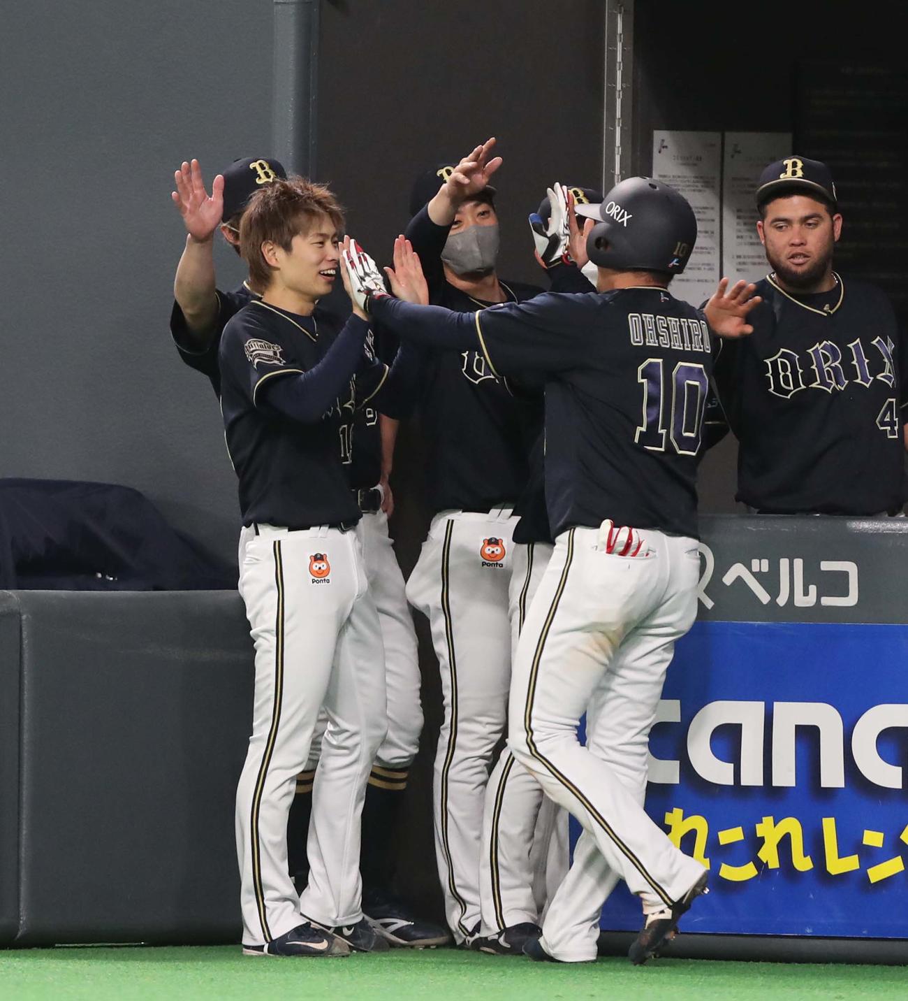 日本ハム対オリックス　3回表、本塁打を放った大城を出迎える山岡（左）（撮影・黒川智章）
