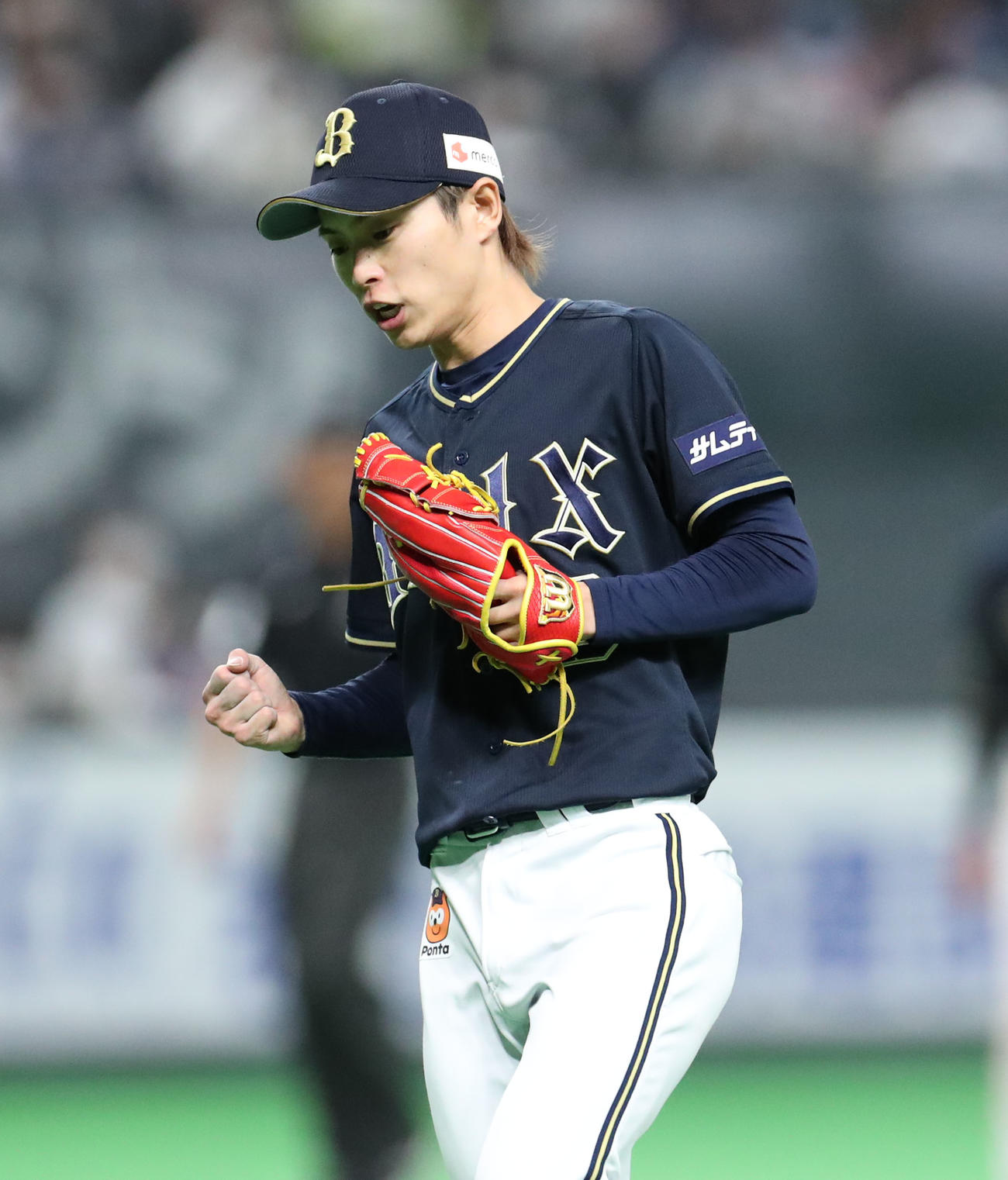 日本ハム対オリックス　6回裏日本ハム2死一塁、石井を二ゴロに仕留めガッツポーズをする山岡（撮影・佐藤翔太）