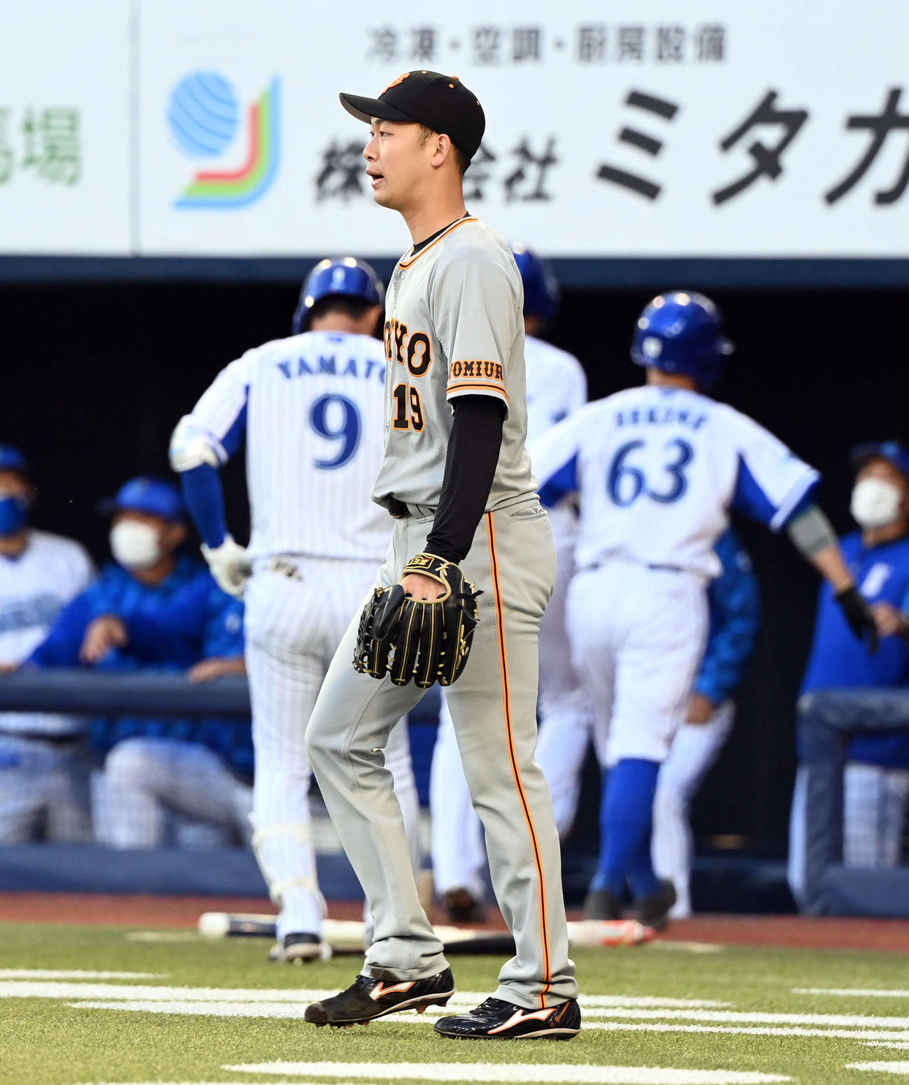 DeNA対巨人　初回に3失点目を喫す巨人の先発山崎伊（撮影・たえ見朱実）