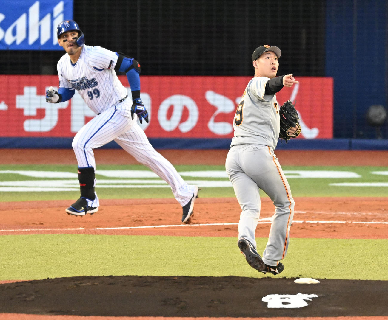 DeNA対巨人　1回裏DeNA1死二、三塁、ソト（奥）に2点適時打を浴びる山崎伊（撮影・滝沢徹郎）