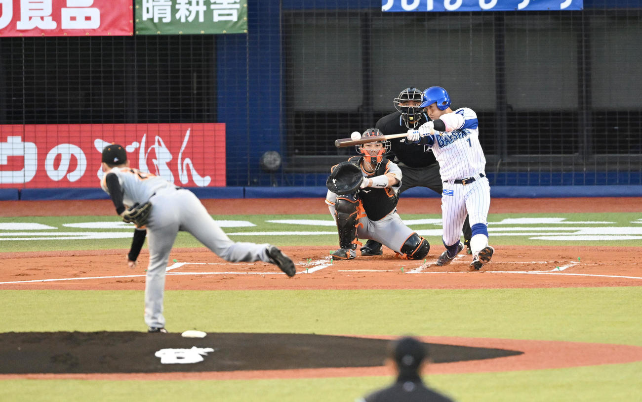 DeNA対巨人　1回裏DeNA無死、桑原は左前打を放つ。投手山崎伊（撮影・滝沢徹郎）