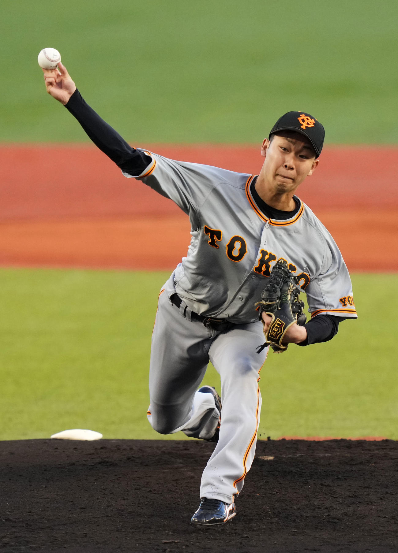 DeNA対巨人　力投する巨人先発の山崎伊（撮影・横山健太）