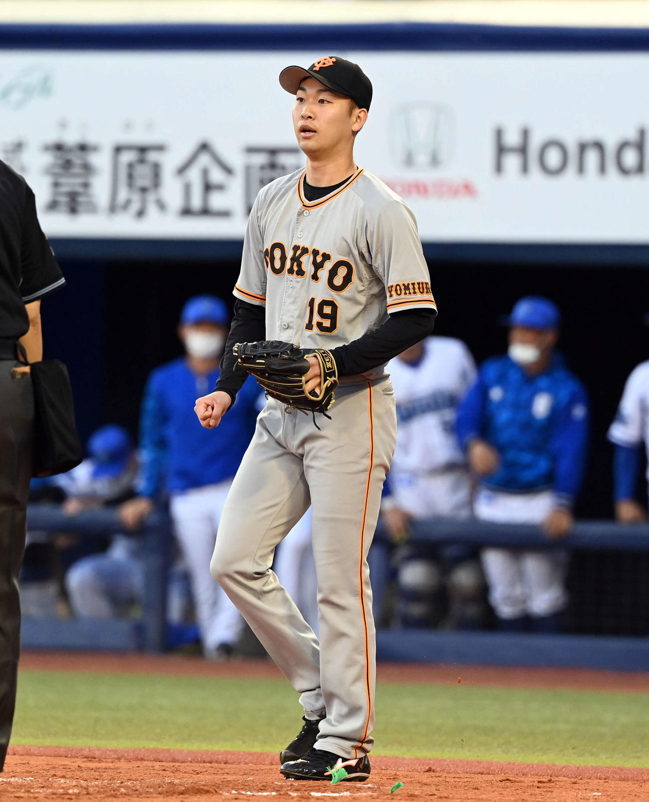 DeNA対巨人　1回裏、DeNAに先制を許す巨人の先発山崎伊（撮影・たえ見朱実）