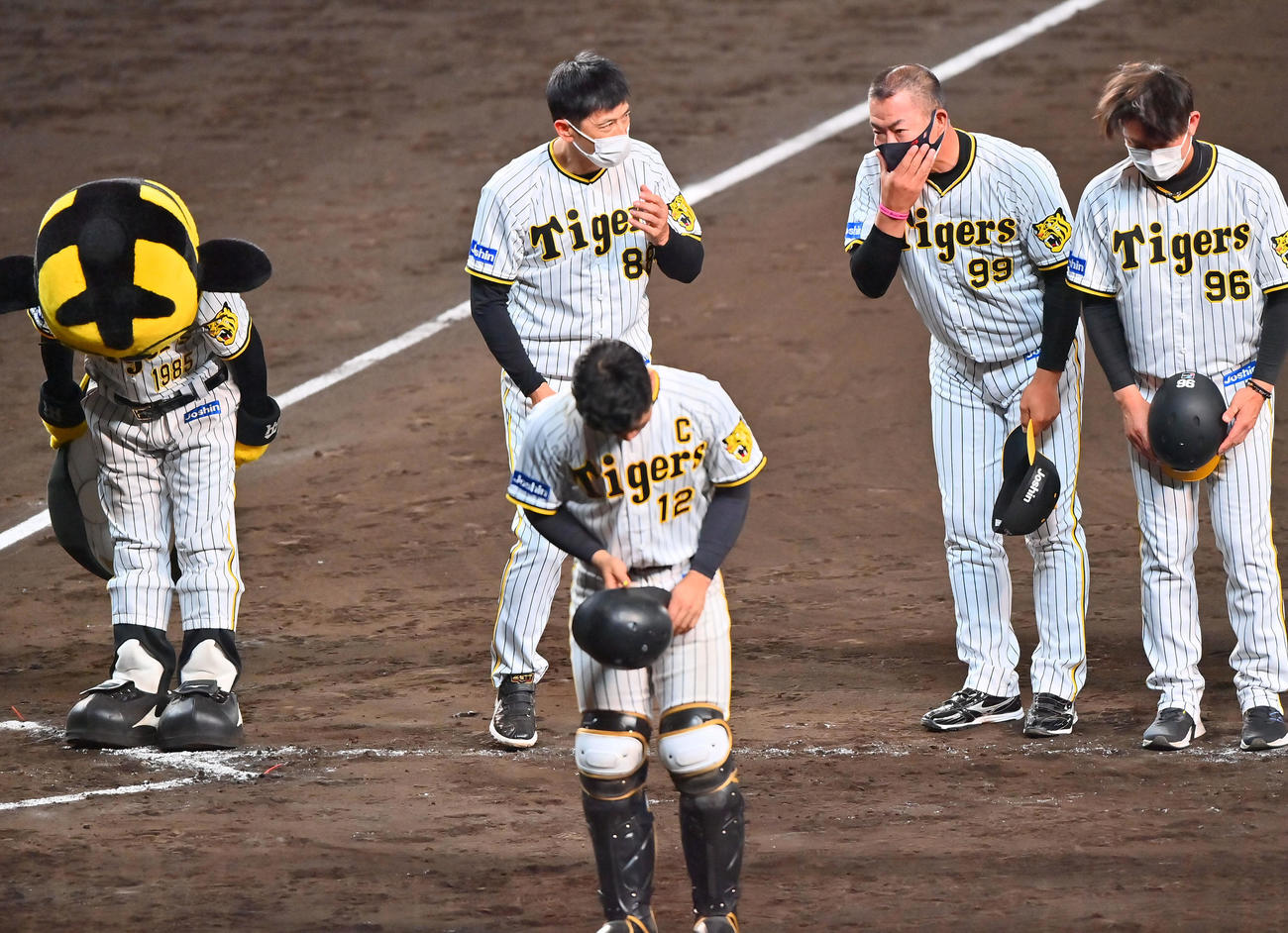 阪神対広島　広島に完封負けを喫し、ファンにあいさつする阪神矢野監督（中央左）（撮影・和賀正仁）