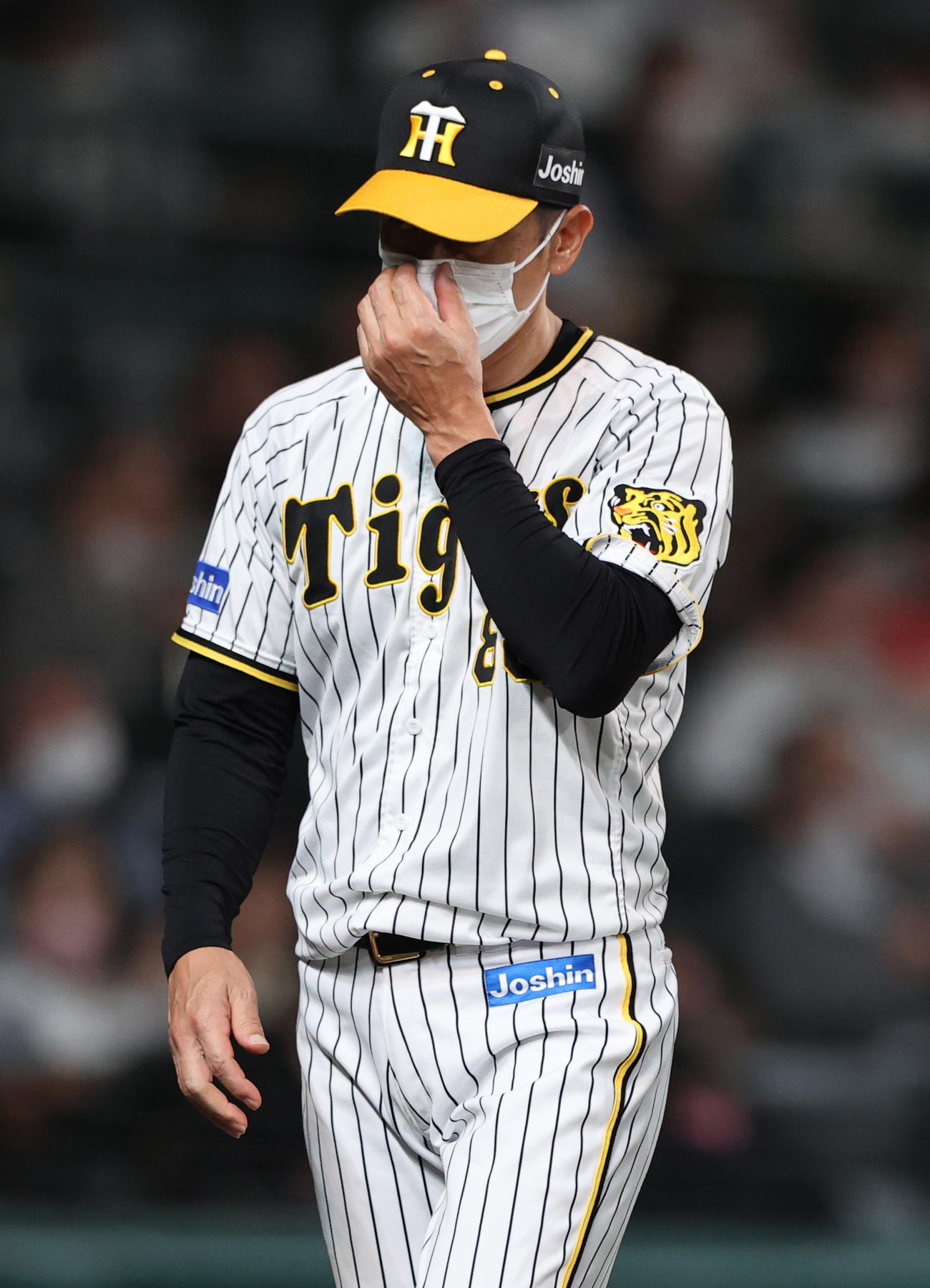 阪神対広島　7回、阪神矢野監督は選手交代を告げベンチへ戻る（撮影・上山淳一）