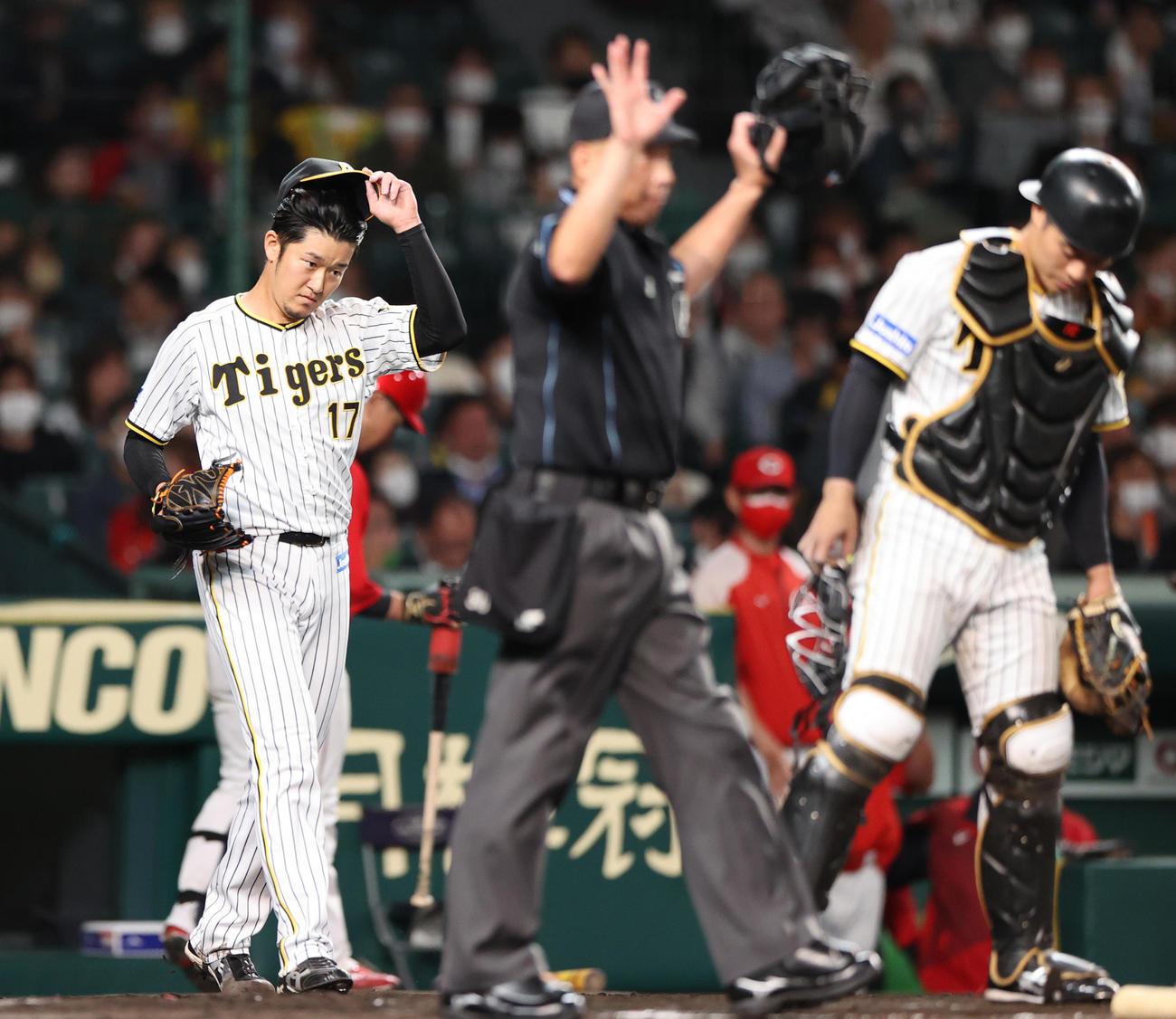 阪神対広島　8回表広島無死満塁、岩貞（左）は小園に右前適時打を浴びる（撮影・上山淳一）