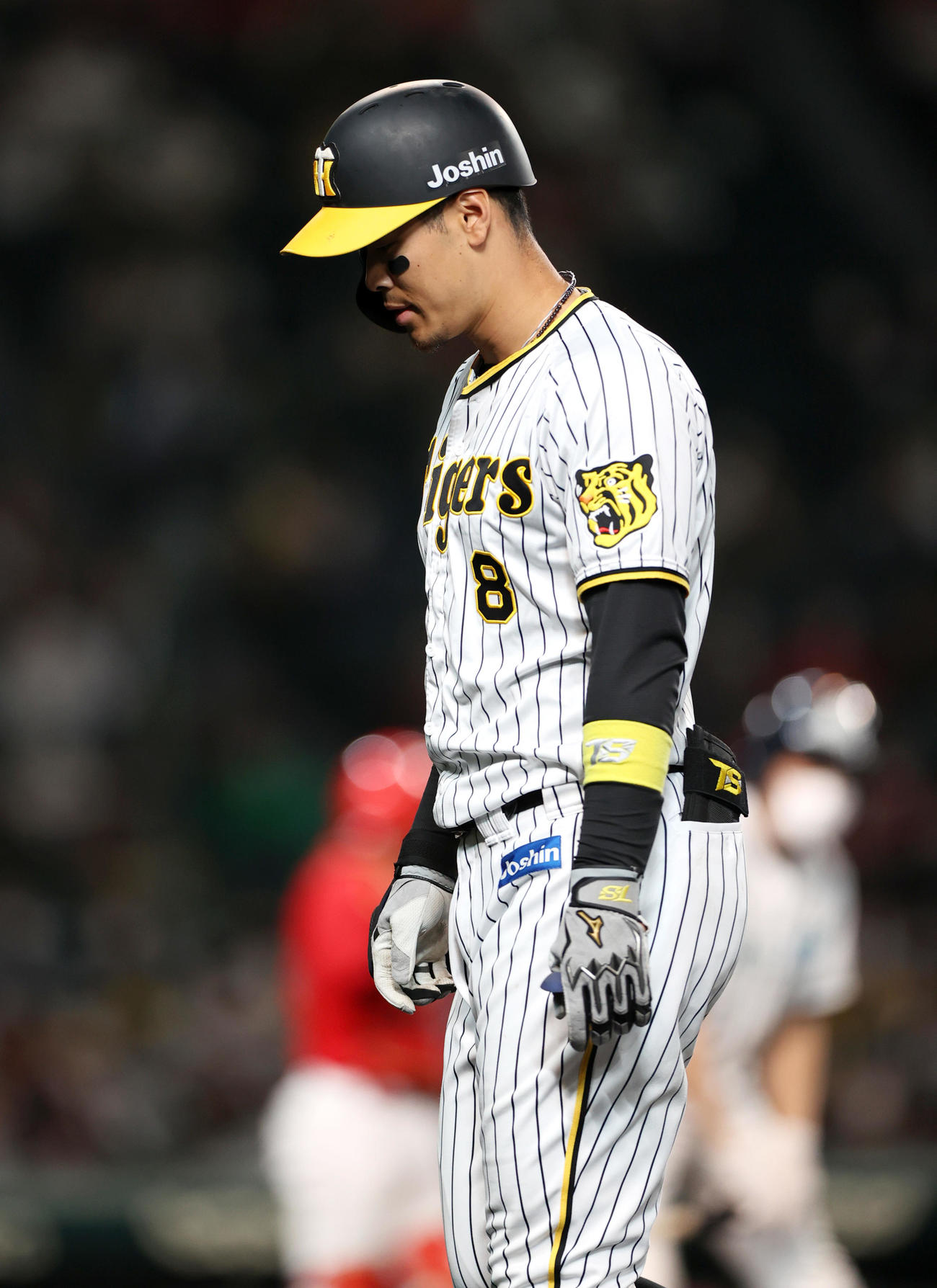 阪神対広島　9回裏阪神1死一、二塁、佐藤輝は右飛に倒れがっくりベンチへ引き揚げる（撮影・上山淳一）