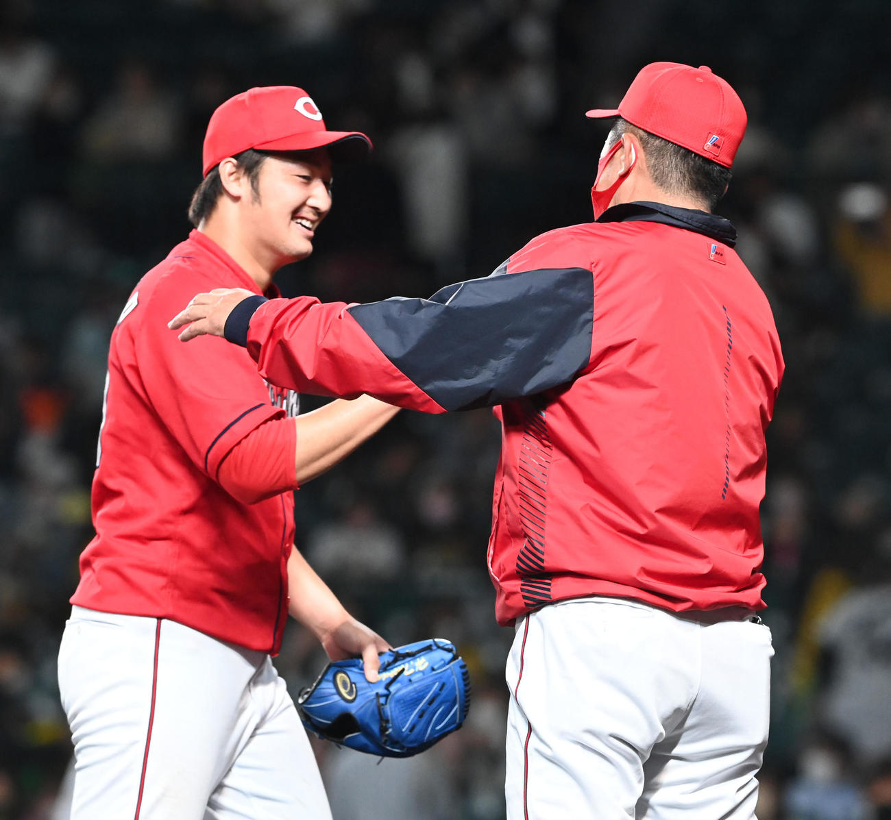 阪神対広島　阪神を完封、佐々岡監督（右）の祝福に笑顔を見せる床田（撮影・前岡正明）