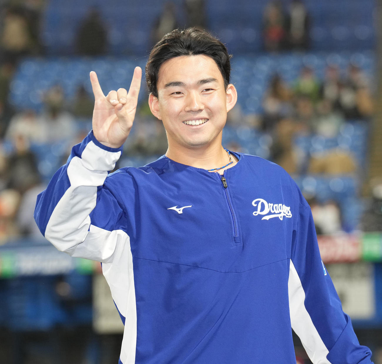 ヤクルト対中日　6回無失点で今季2勝目の中日小笠原は笑顔でポーズ（撮影・鈴木みどり）