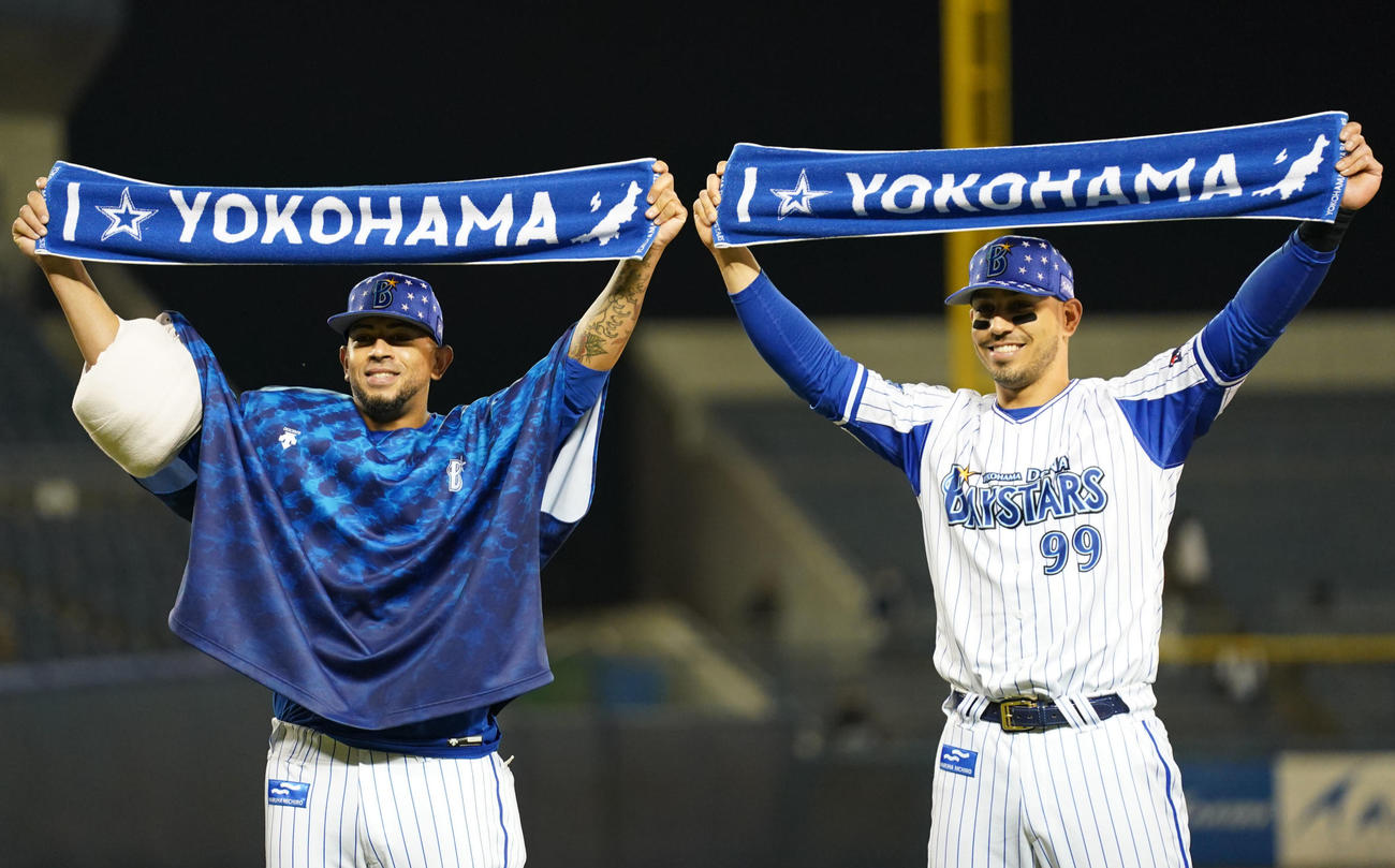 DeNA対巨人　タオルを掲げるDeNAロメロ（左）とソト（撮影・横山健太）