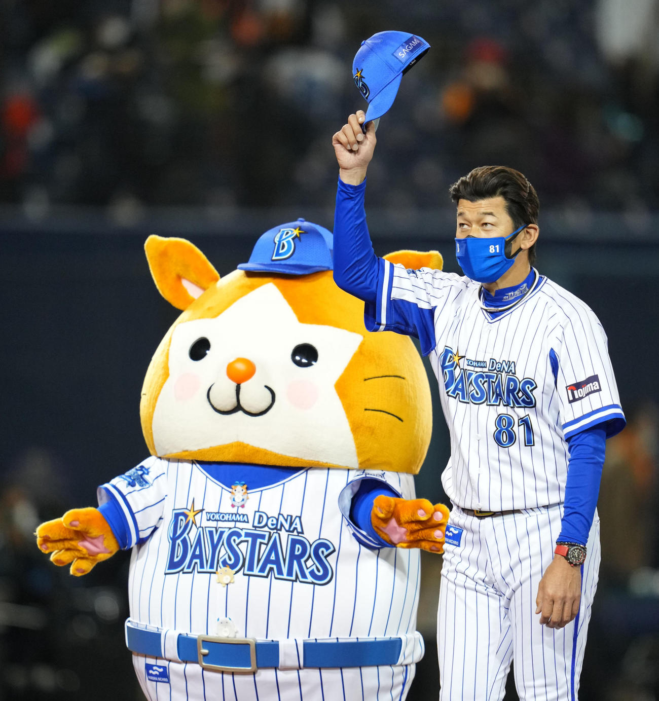 DeNA対巨人　巨人に勝利し声援に応えるDeNA三浦監督（右）（撮影・横山健太）
