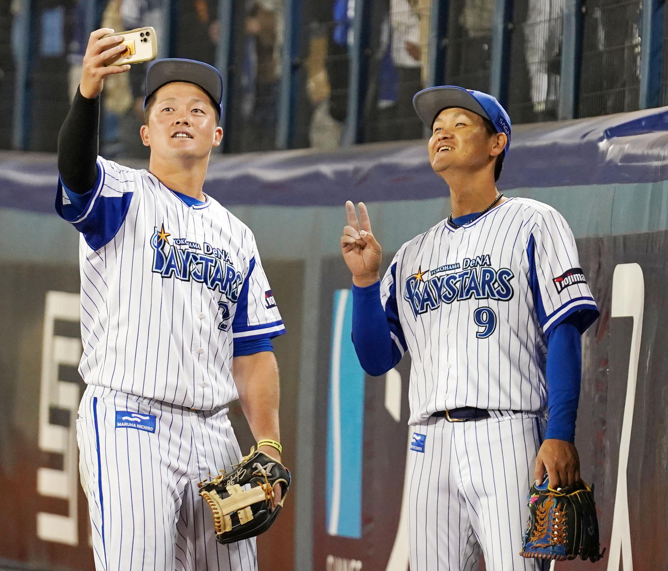 DeNA対巨人　試合後、ファンと一緒に記念撮影をするDeNA牧（左）と大和（撮影・横山健太）