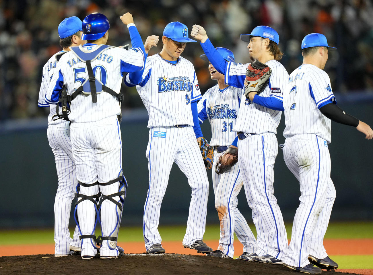 DeNA対巨人　巨人に勝利しタッチを交わすDeNAナイン（撮影・横山健太）