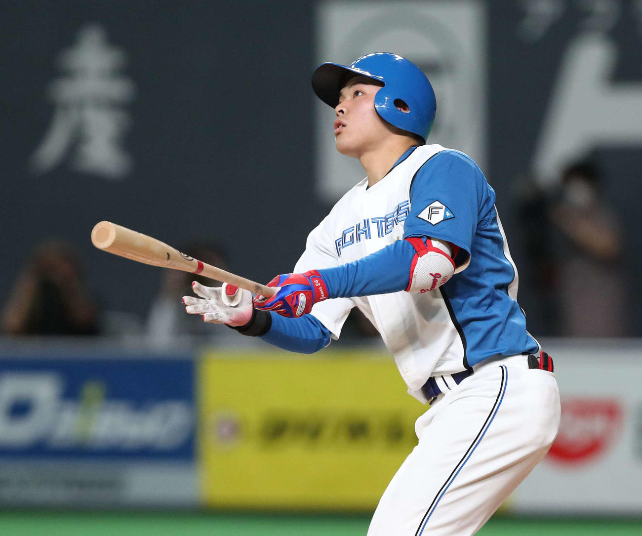 日本ハム対オリックス　4回裏日本ハム1死一塁、左越え2点本塁打を放つ野村（撮影・黒川智章）