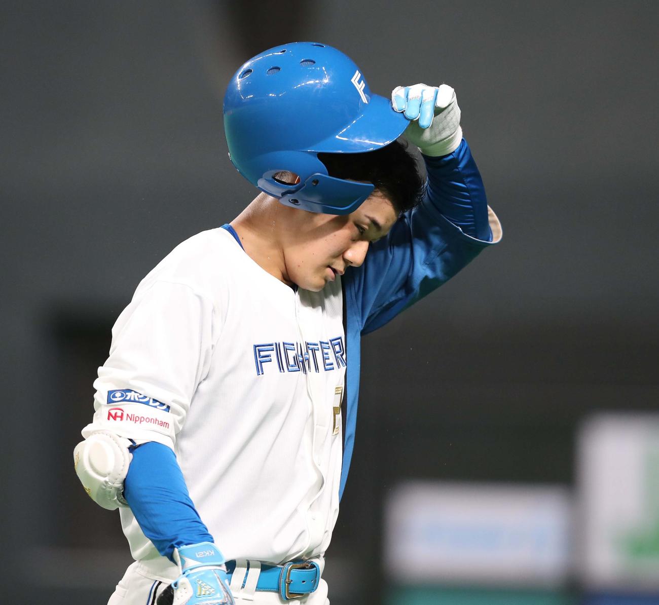 日本ハム対オリックス　4回裏日本ハム無死一塁、三振に終わる清宮（撮影・黒川智章）