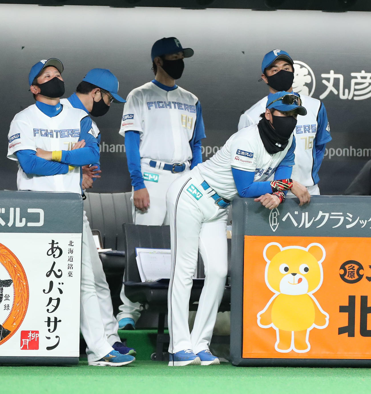 日本ハム対オリックス　ベンチでうなだれる日本ハム新庄監督（右手前）（撮影・佐藤翔太）