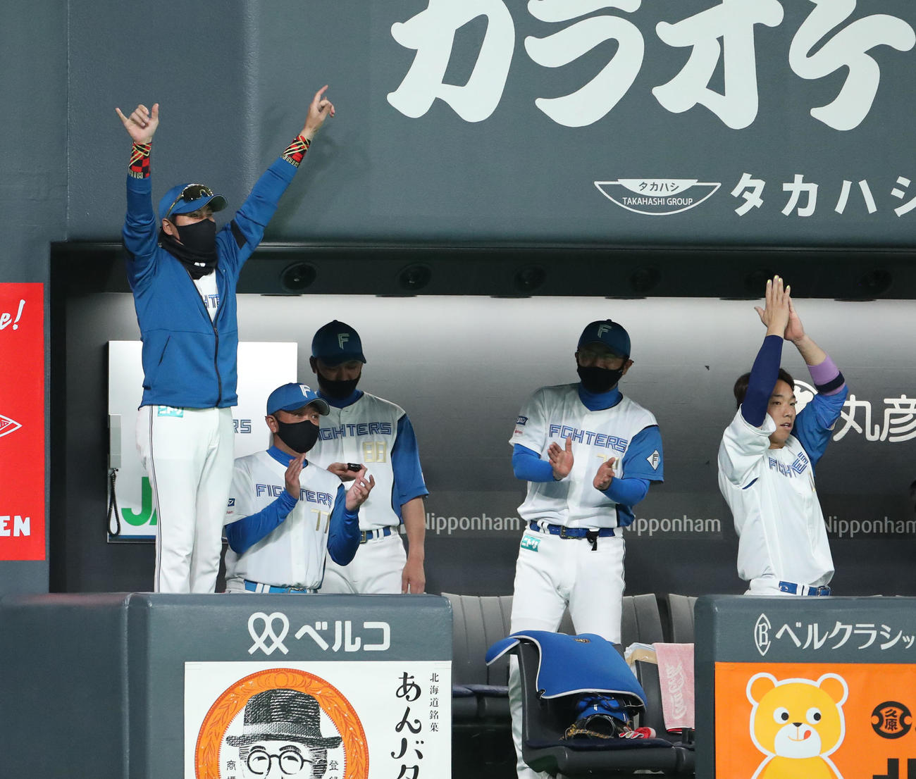 日本ハム対オリックス　4回裏日本ハム1死一塁、野村の左越え2点本塁打に歓喜する新庄監督（撮影・佐藤翔太）