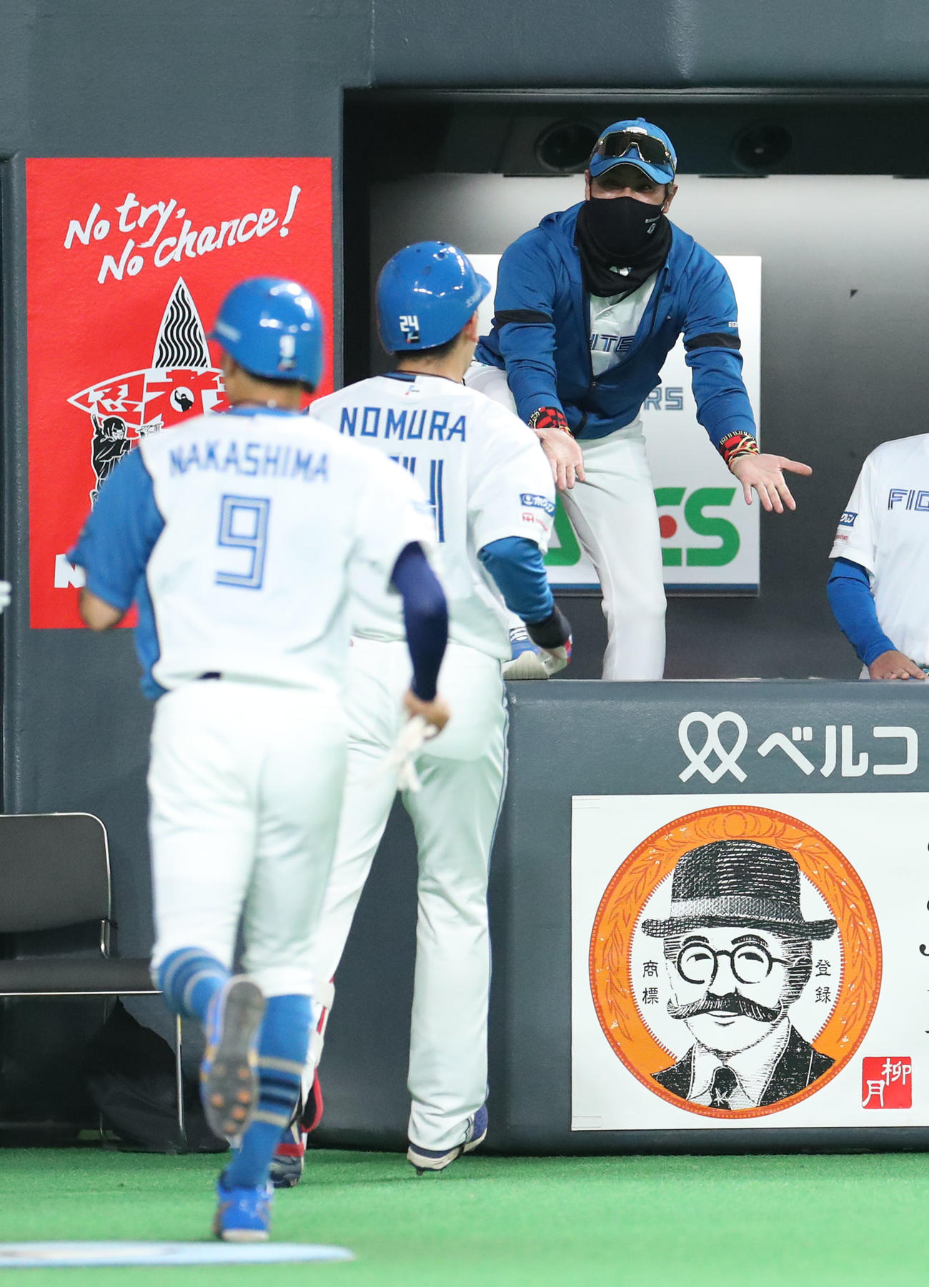日本ハム対オリックス　4回裏日本ハム1死一塁、左越え2点本塁打を放った野村を出迎える新庄監督（右後方）（撮影・佐藤翔太）