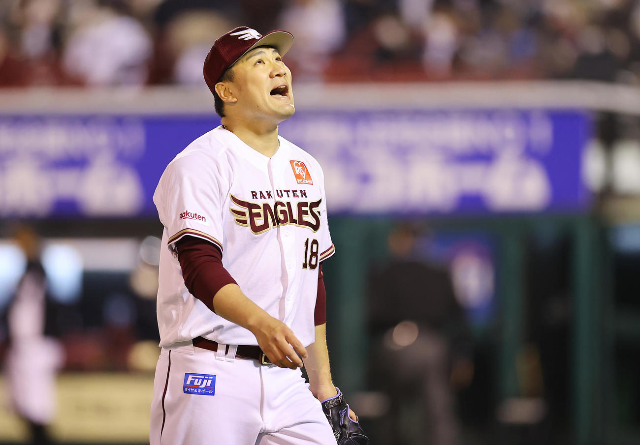 楽天対ロッテ　5回表ロッテの攻撃を無失点に抑えるも悔しげな表情で引き揚げる楽天先発の田中将（撮影・垰建太）