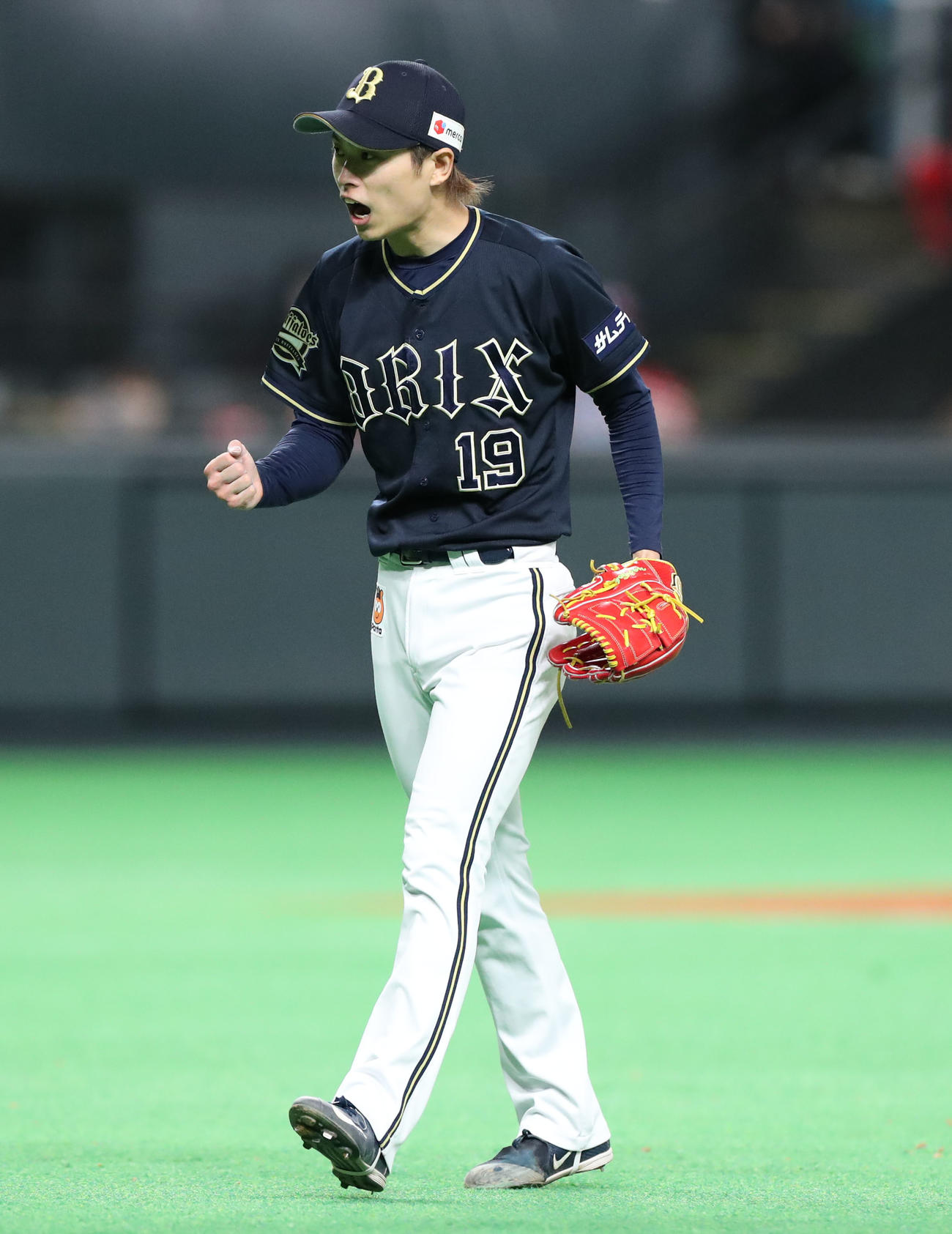 日本ハム対オリックス　8回裏日本ハム2死一塁、野村を三ゴロに仕留めガッツポーズをする山岡（撮影・佐藤翔太）