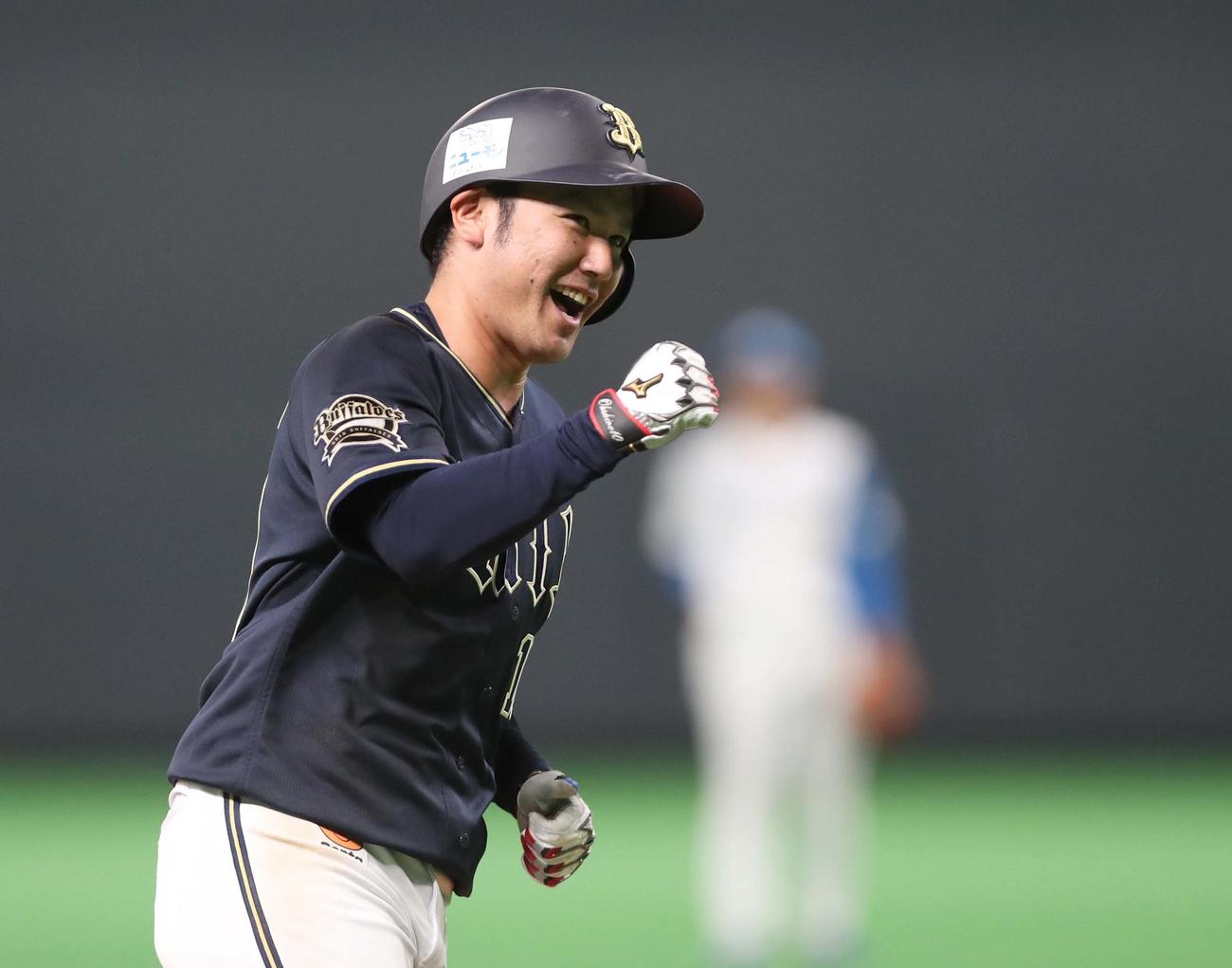 日本ハム対オリックス　3回表オリックス無死、左越え本塁打を放ち笑顔の大城（撮影・黒川智章）