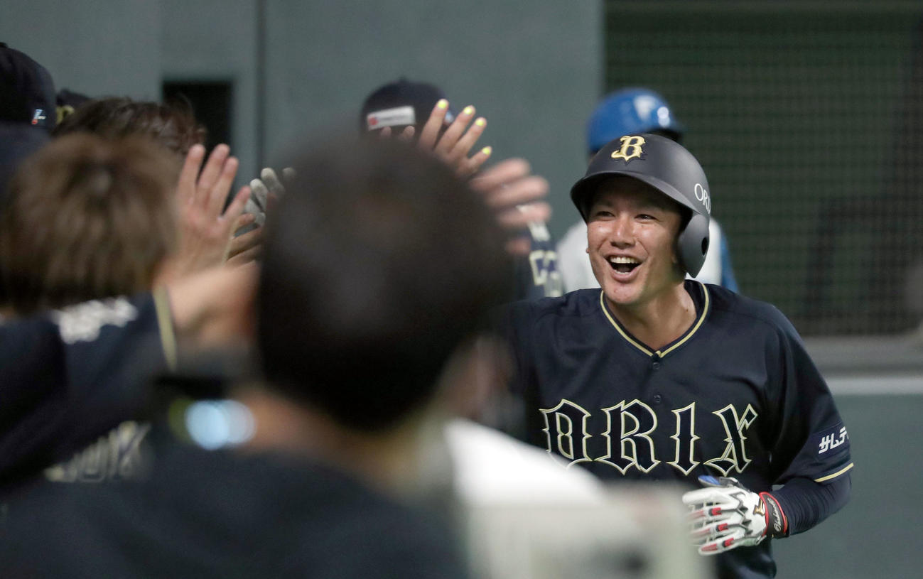 日本ハム対オリックス　3回表オリックス無死、大城は左越え本塁打を放ちチームメートに出迎えられる（撮影・佐藤翔太）