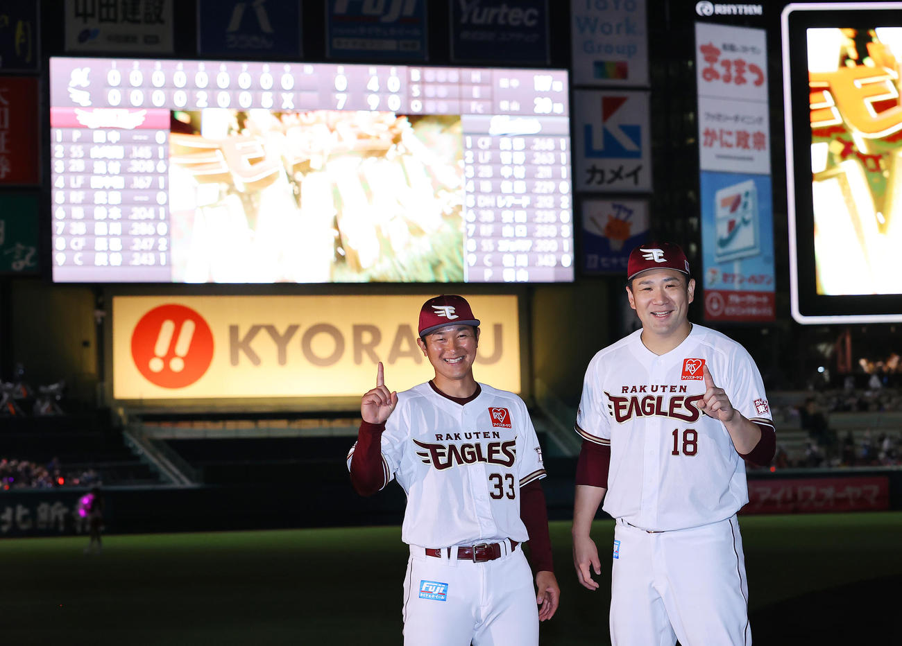 楽天対ロッテ　ヒーローインタビューを終え11連勝の楽天銀次（左）と田中将は笑顔でポーズを決める（撮影・垰建太）