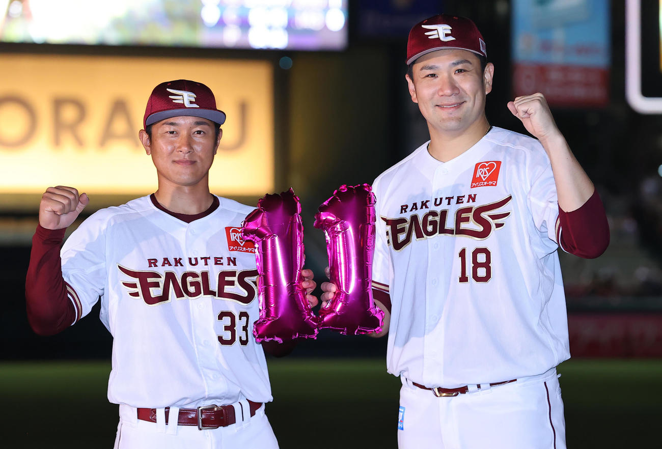 楽天対ロッテ　ヒーローインタビューを終え11連勝の楽天銀次（左）と田中将は笑顔でポーズを決める（撮影・垰建太）