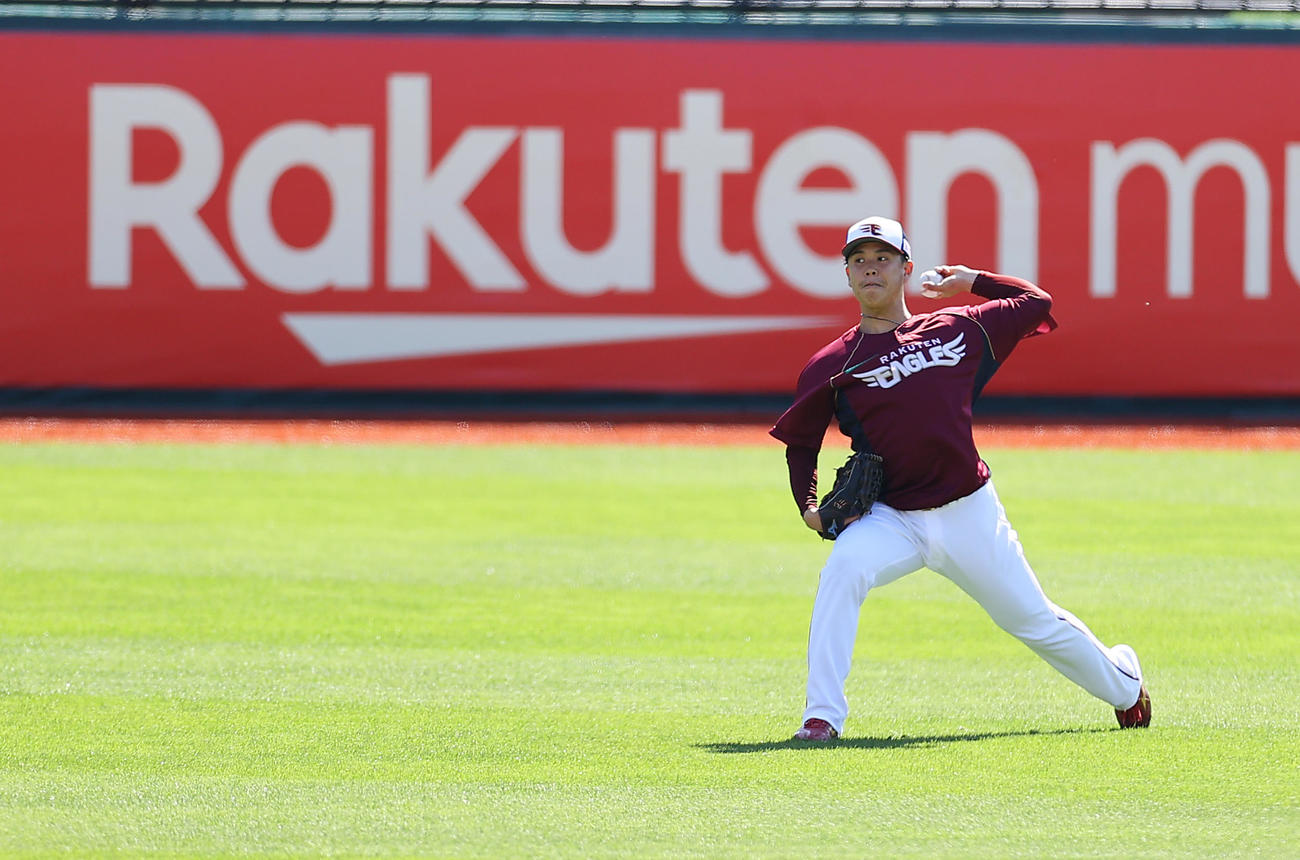 10日、試合前に投球練習する楽天藤井