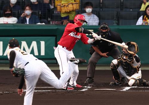 阪神対広島　1回表広島1死三塁、西川は先制適時内野安打を放つ（撮影・上田博志）