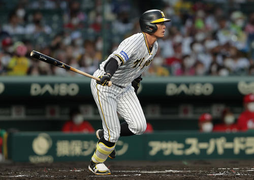 阪神対広島　1回裏阪神2死一、二塁、勝ち越しの右前適時打を放つ糸井（撮影・前田充）