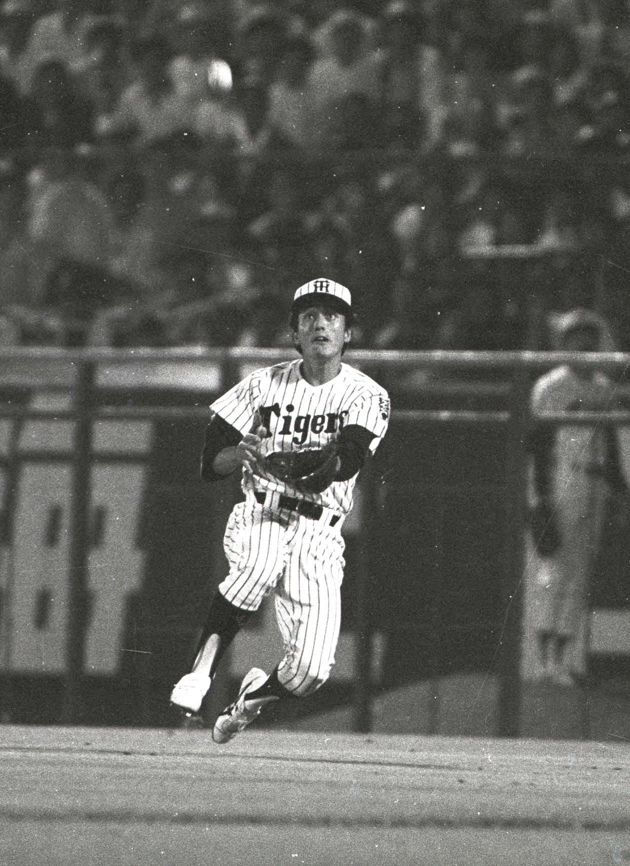 85年6月、巨人戦で右翼の守備に就く阪神真弓