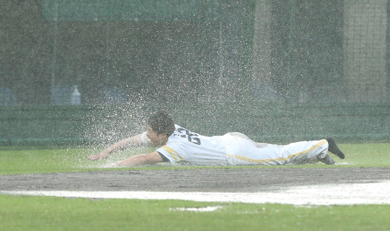 雨のグラウンドでソフトバンク海野が頭からすべる！（撮影・梅根麻紀）