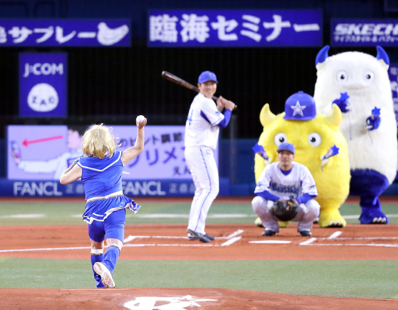 2017年4月6日　DeNA対巨人　上島竜兵は打者佐野恵太に向かって投げ込む。捕手高城俊人