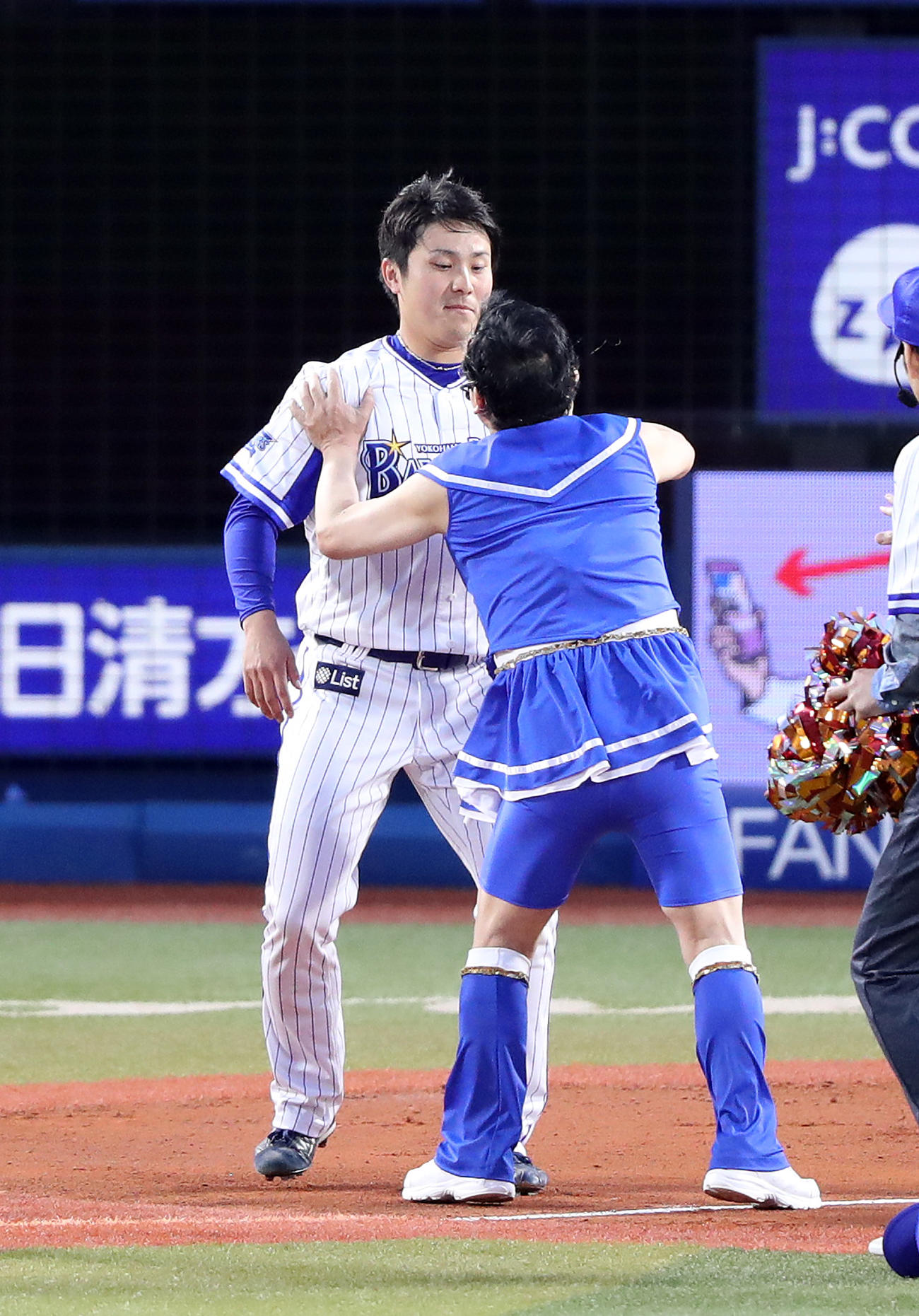 2017年4月6日　DeNA対巨人　始球式の球を打ってしまった佐野恵太（左）に向かっていく上島竜兵