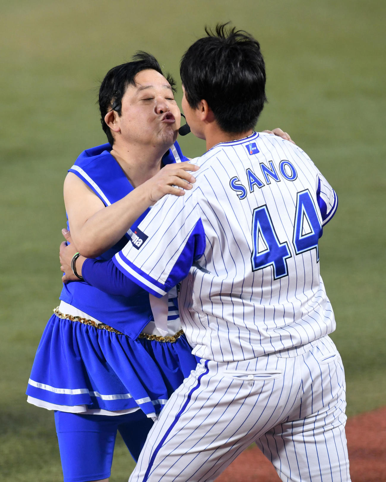 2017年4月6日　DeNA対巨人　仲直りのキスをするDeNA佐野恵太（右）とダチョウ倶楽部の上島竜兵