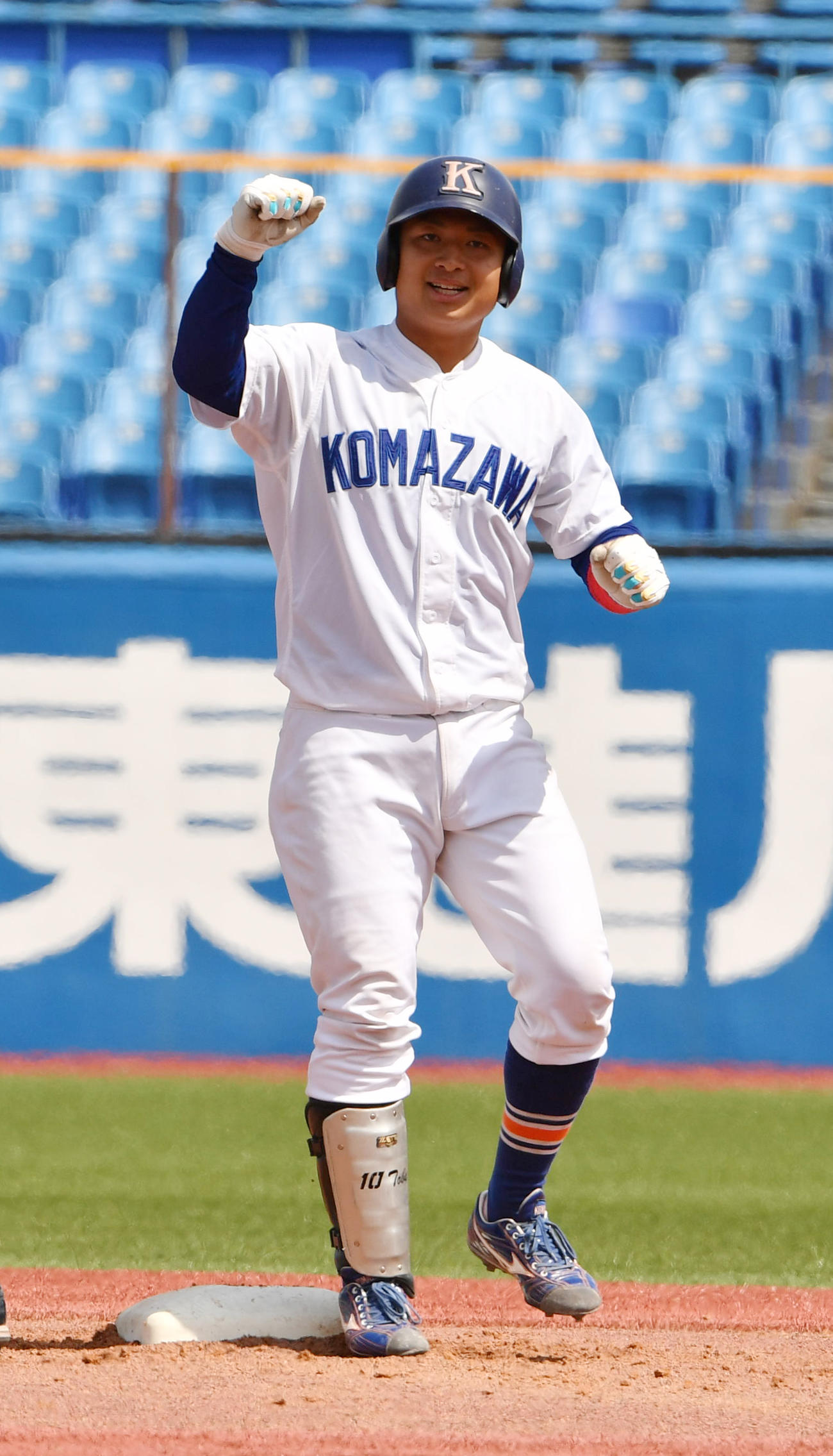 国学院大対駒大　1回裏駒大2死一、二塁、岩本晧多は左中間に適時二塁打を放ちガッツポーズする（撮影・柴田隆二）