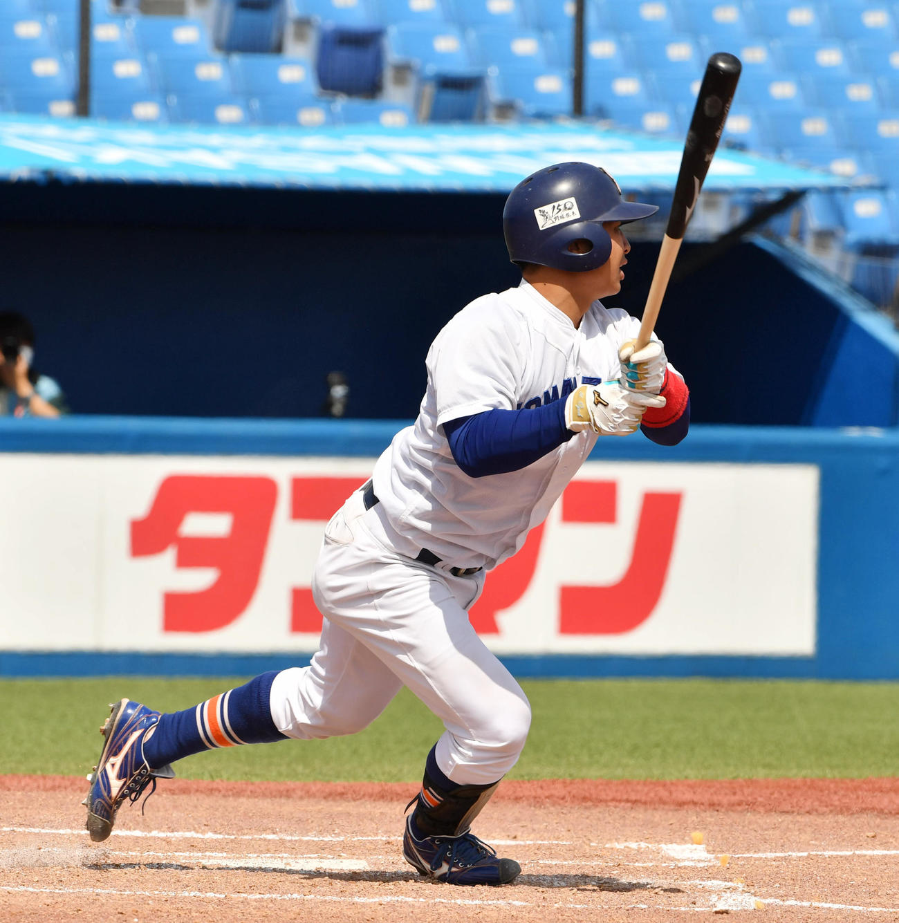 国学院大対駒大　1回裏駒大2死一、二塁、岩本晧多は左中間に適時二塁打を放つ（撮影・柴田隆二）