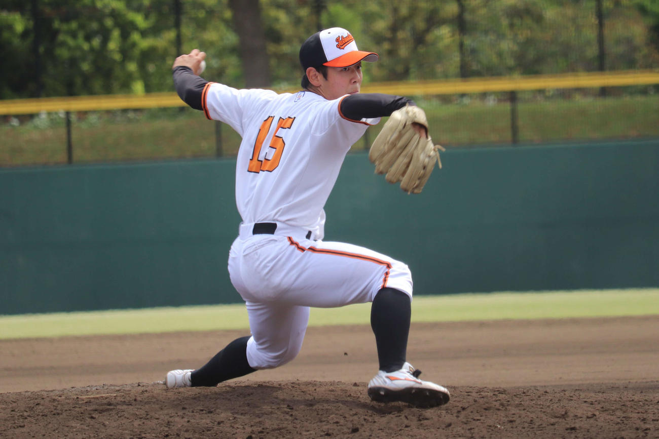 4回から登板し、5回を投げ2安打無失点に抑え好救援の拓大、1年生左腕の内山（撮影・保坂淑子）