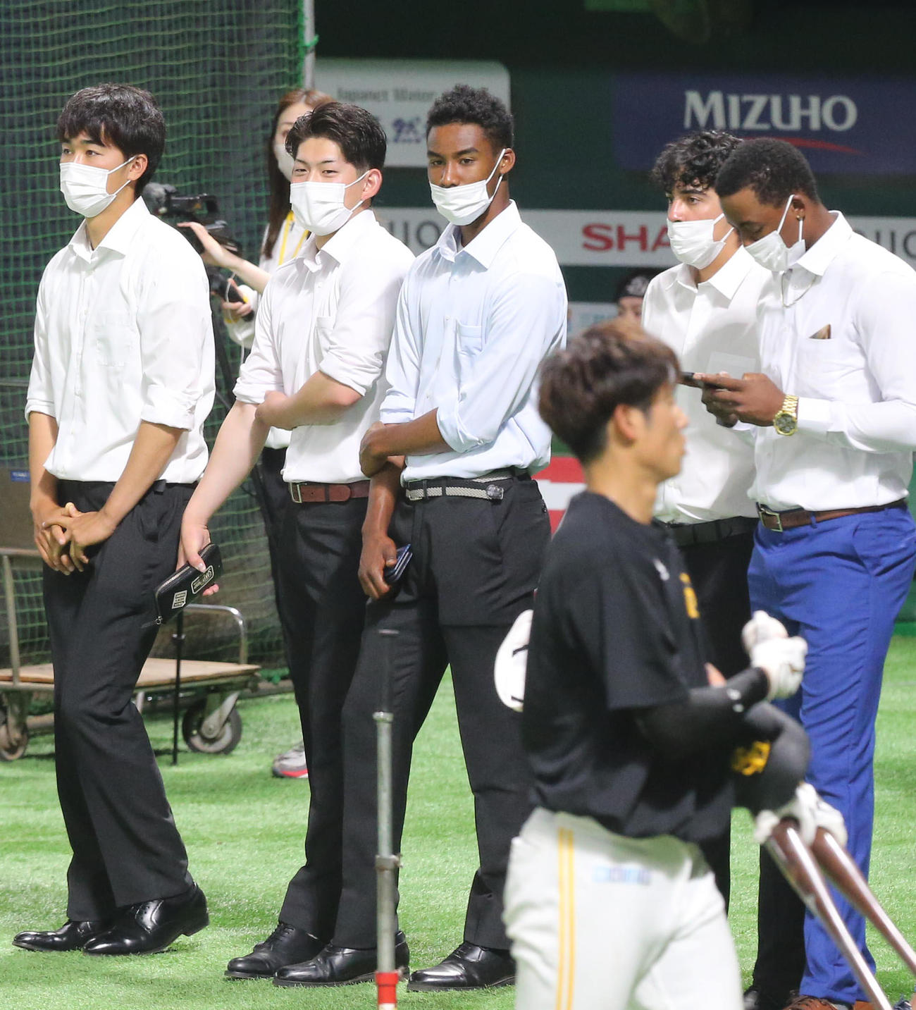 試合前の練習を見るルーキー（左から2人目は風間球打）（撮影・梅根麻紀）