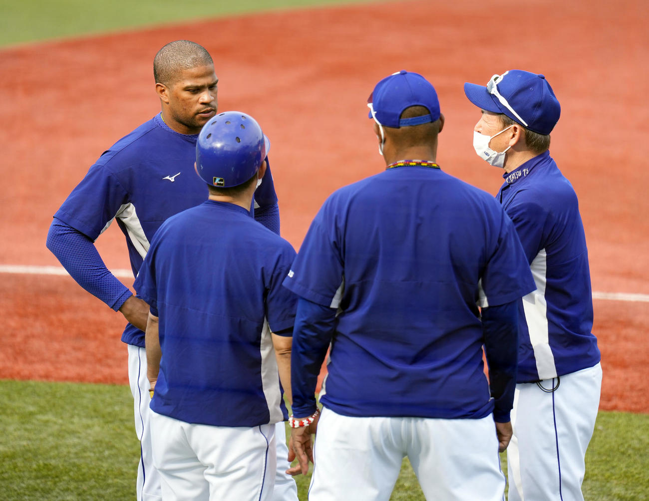 ヤクルト対中日　試合前練習で立浪監督（右）から声をかけられる中日ビシエド（左）（撮影・鈴木みどり）