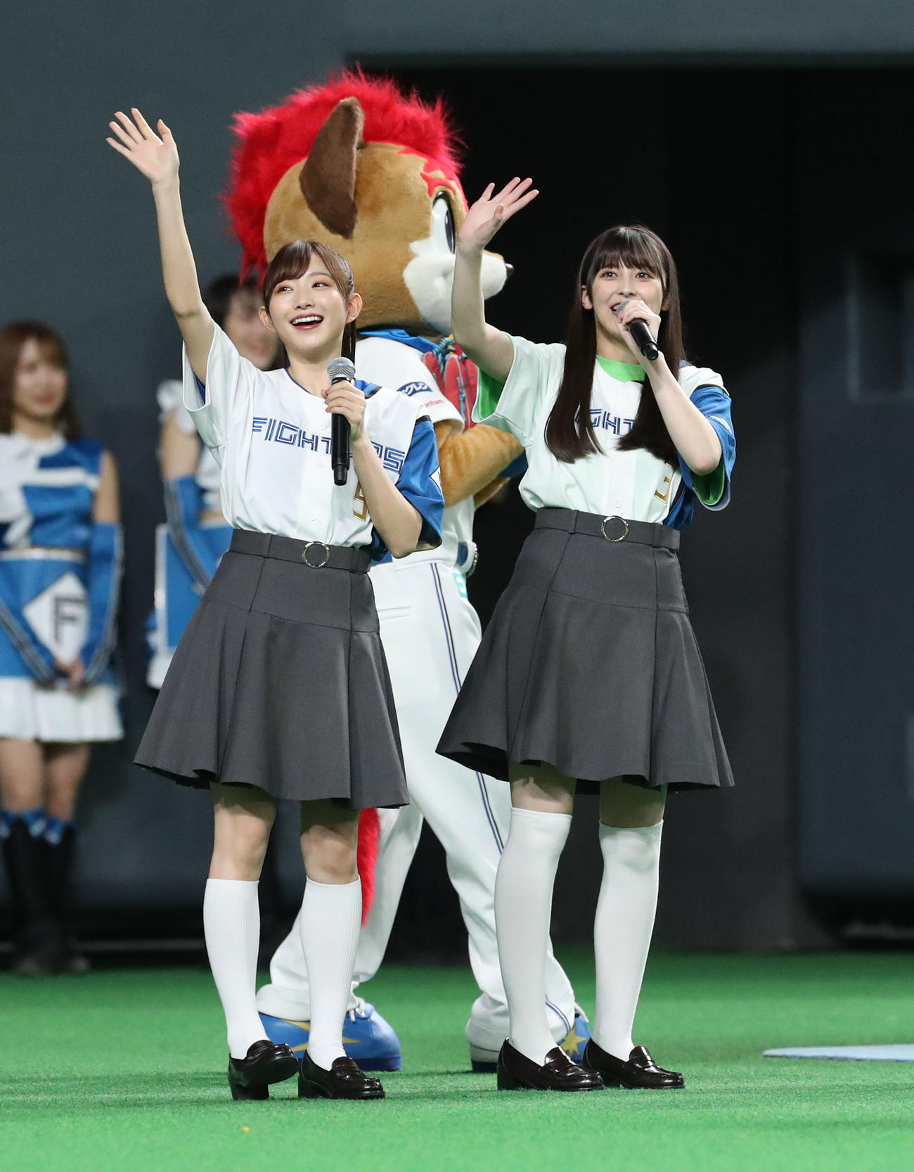 日本ハム対オリックス　試合前、ファーストピッチセレモニーに登場する青山なぎさ（左）とペイトン尚未（撮影・佐藤翔太）