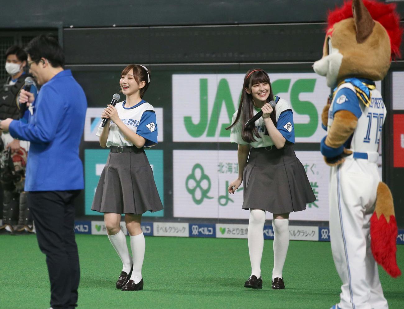 日本ハム対オリックス　ファーストピッチセレモニーに登場のアニメ「ラブライブ！」で声優を務める青山なぎさ（左）とペイトン尚未（撮影・黒川智章）