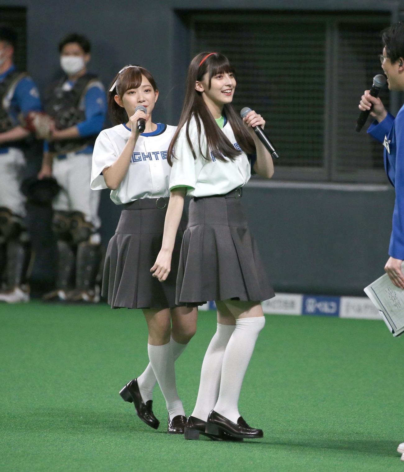 日本ハム対オリックス　ファーストピッチセレモニーに登場のアニメ「ラブライブ！」で声優を務める青山なぎさ（左）とペイトン尚未（撮影・黒川智章）