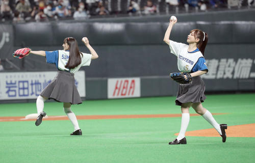 ラブライブ コラボ試合が開催 ペイトン尚未と青山なぎさ 愛を込めて ノーバウンド投球を披露 プロ野球写真ニュース 日刊スポーツ