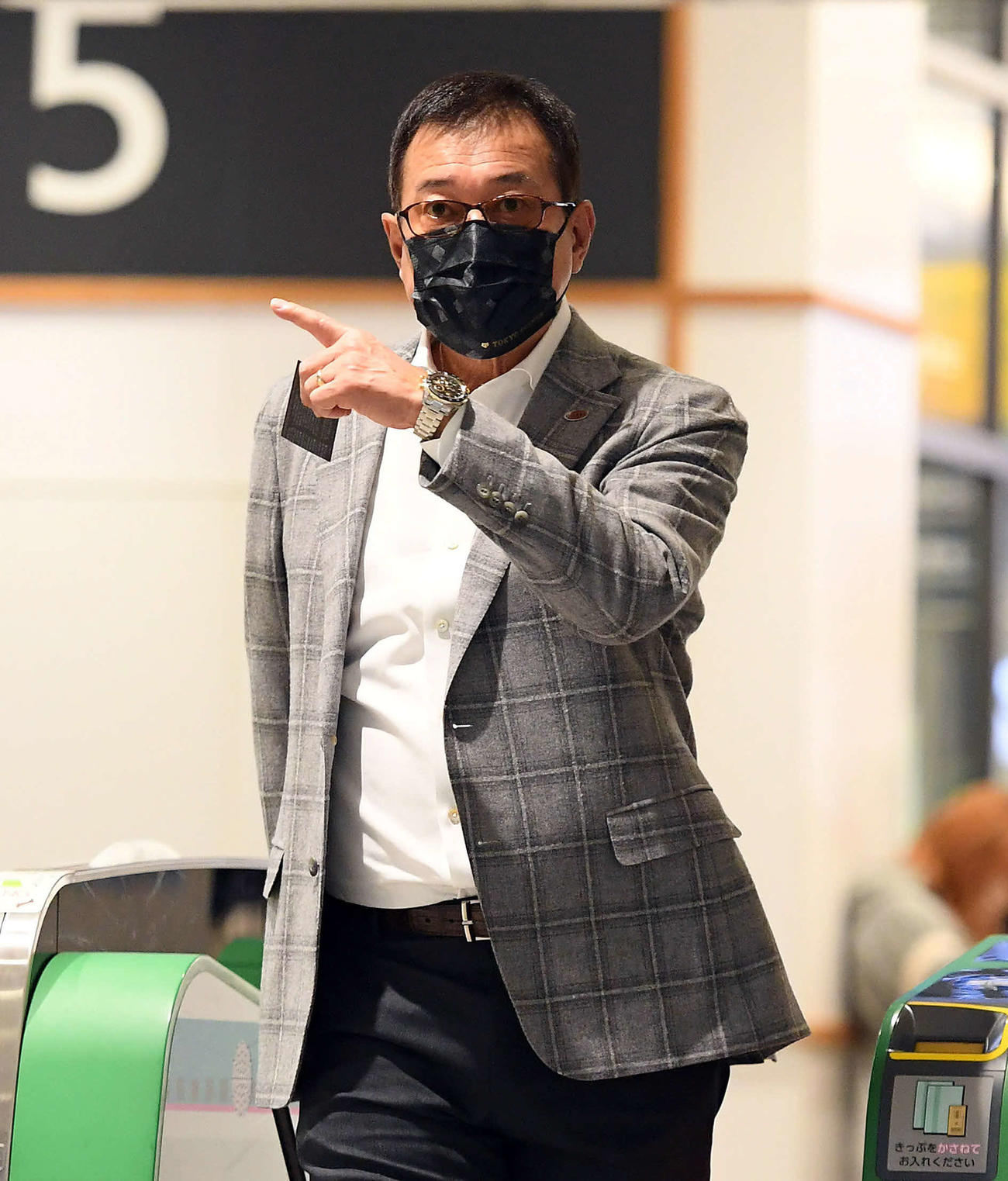 「右？」と、入り口の確認をする巨人原監督（撮影・たえ見朱実）