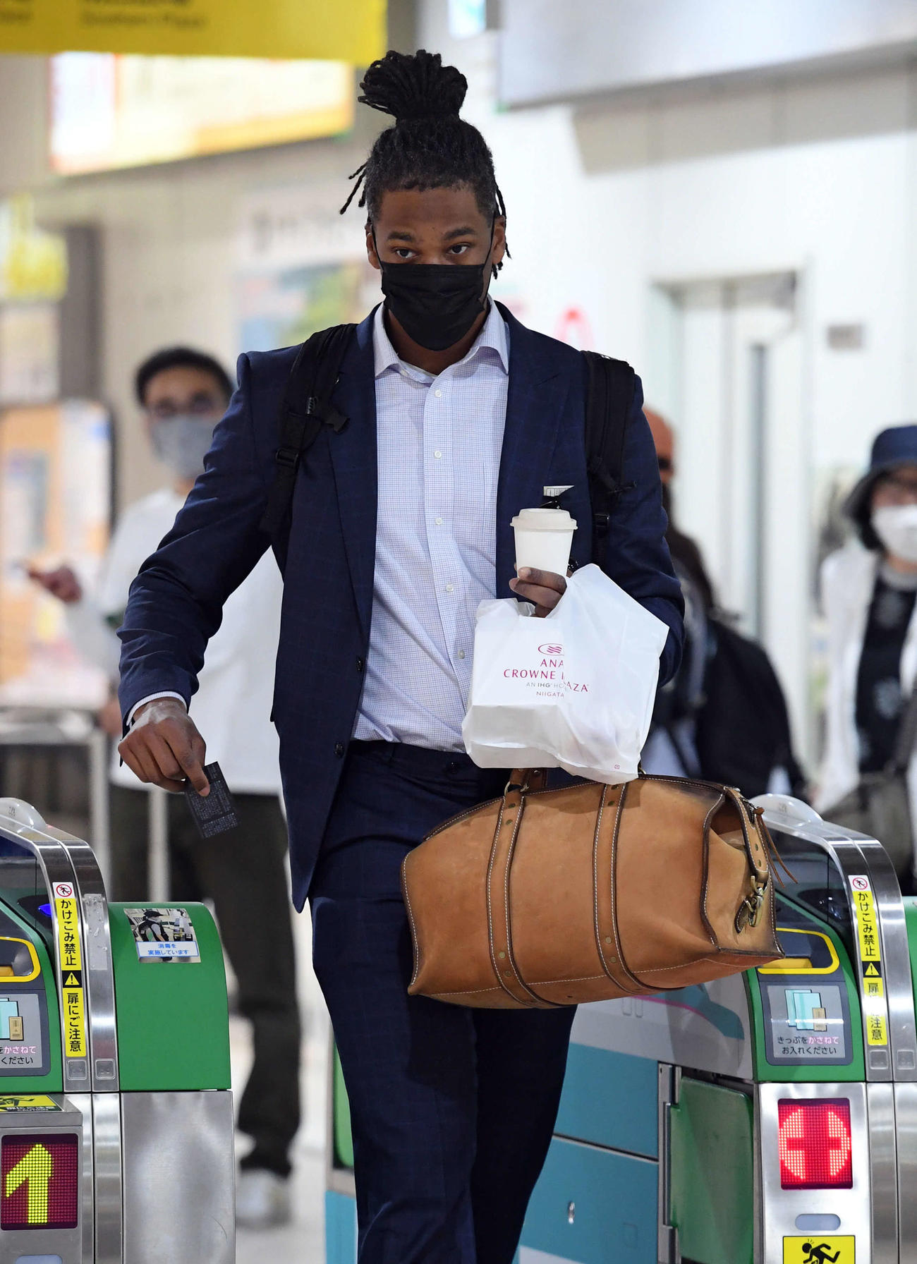 帰京する巨人ウォーカー（撮影・たえ見朱実）